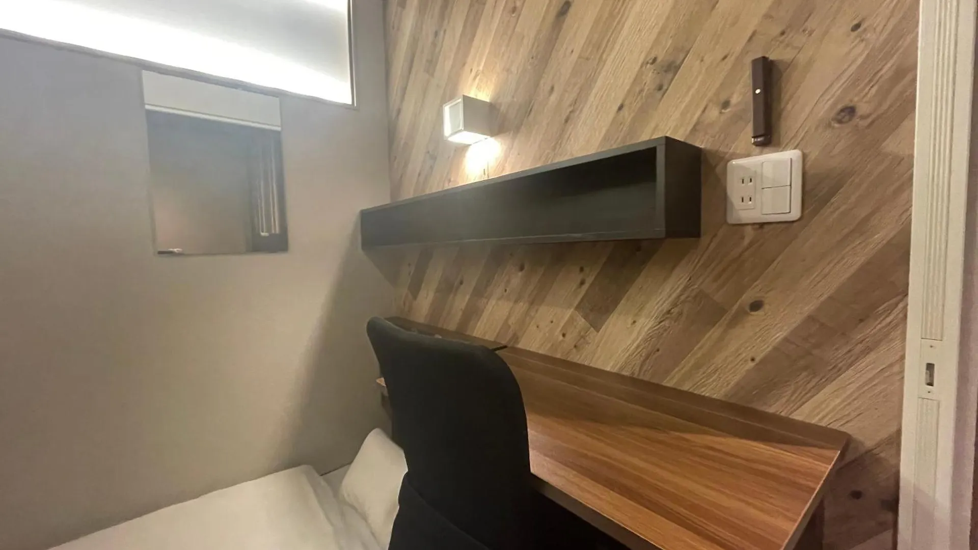 Capsule Hotel Continue Nijojokita Kyoto Japan