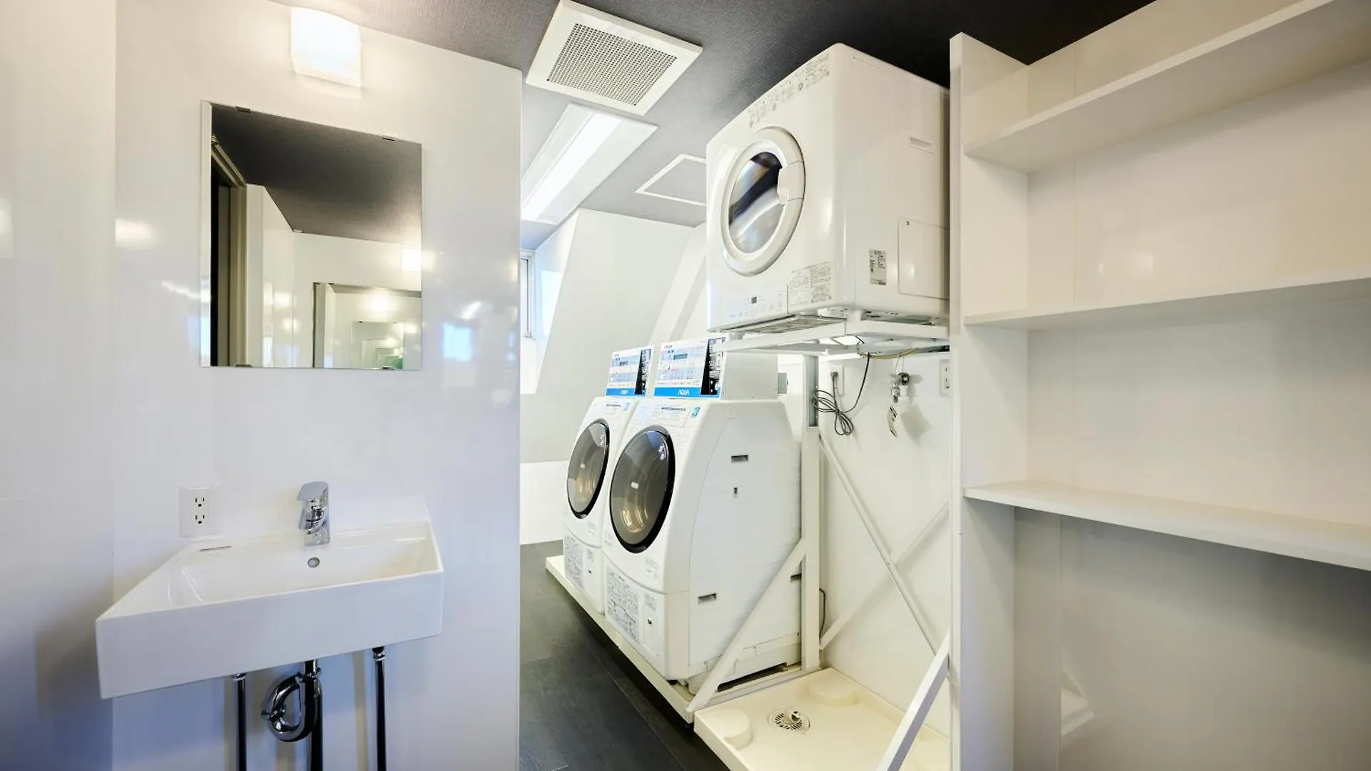 Capsule Hotel Continue Nijojokita Kyoto Japan