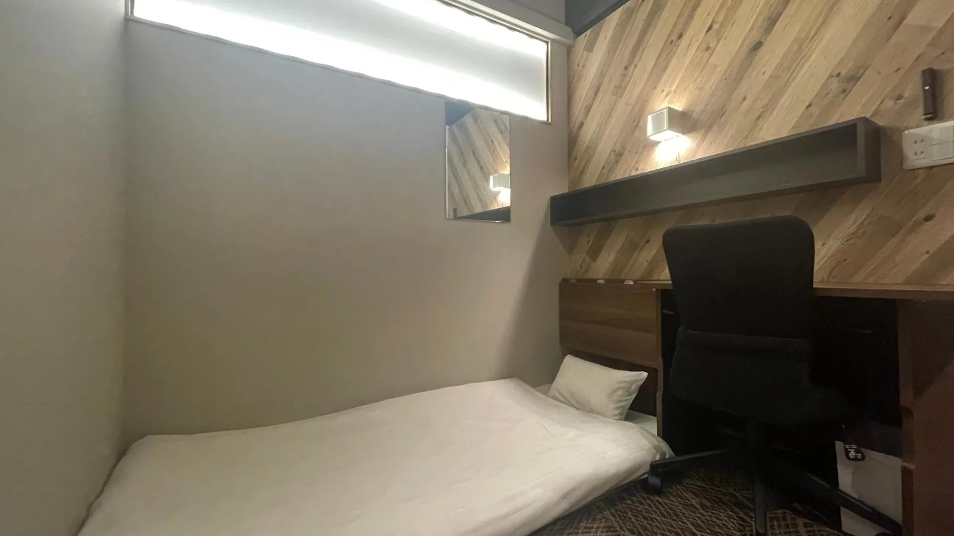Capsule Hotel Continue Nijojokita Quioto 0*,  Japão